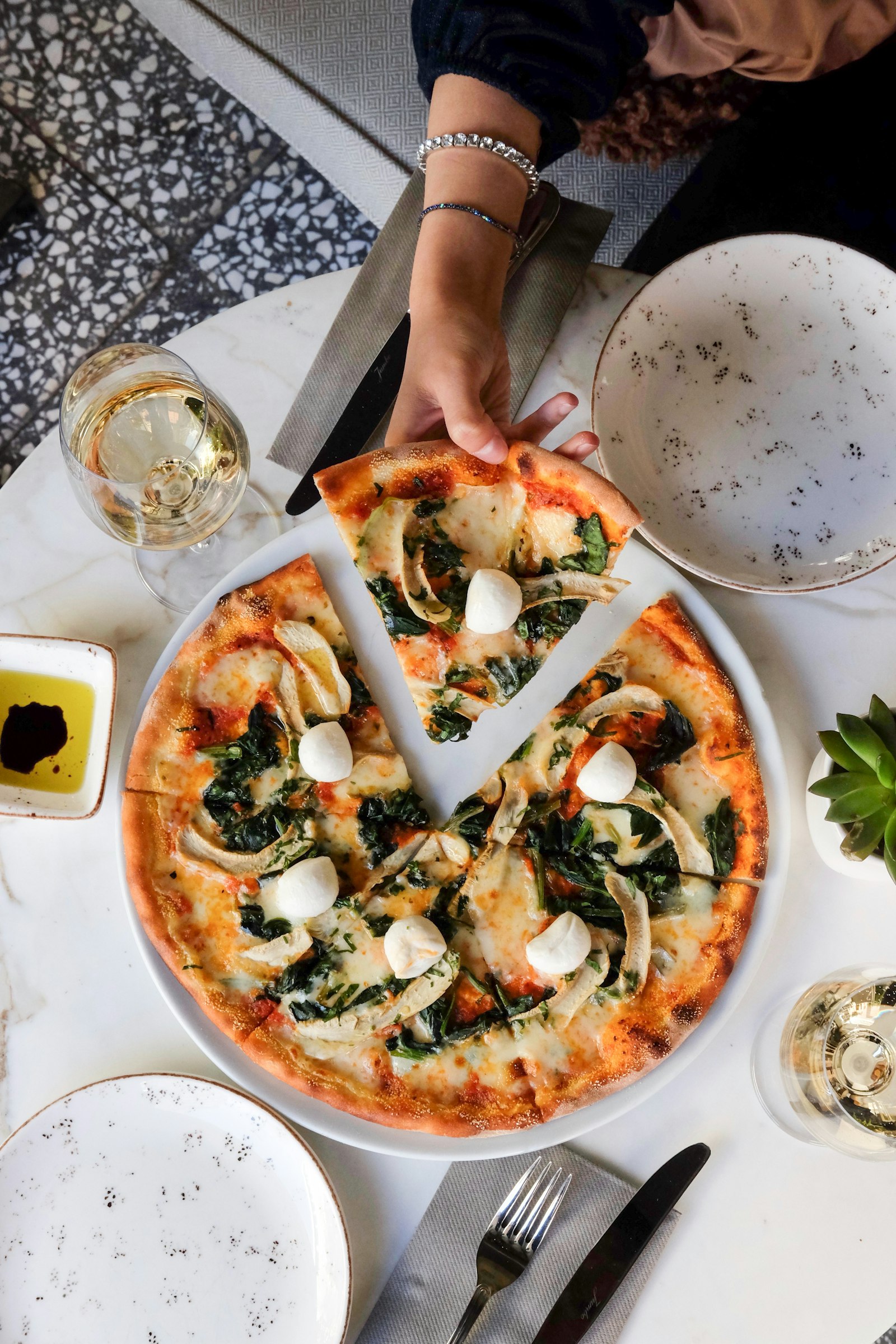 Masada pizza, salata ve kanat tabakları